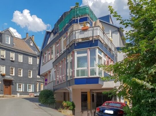 Offene 2-Zimmer Dachgeschoss-Wohnung mit Balkon, Aufzug und EBK ab 01.11.2024 zu vermieten!