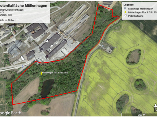 10 ha Wald, Acker, Wasserflache, neben Gewerbegebied.