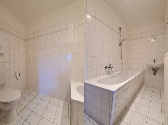 Einziehen & 2 Kaltmieten sparen*: renovierte Altbauwohnung mit Gäste/WC (WG-geeignet)