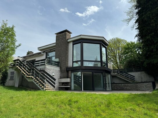 Außergewöhnliche, großzügige Villa in Spitzenlage mit Blick ins Grüne bis zur Ruhr-Universität