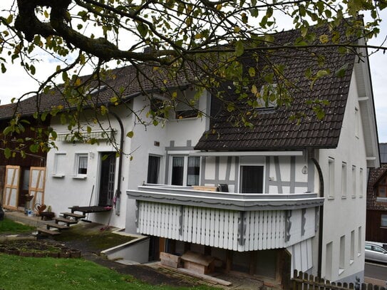 1- Familienhaus mit ELW. Großer Garten. Ideal für Handwerker . Kleine Werkstatt. Ruhige Lage. Bezug n. Absprache.