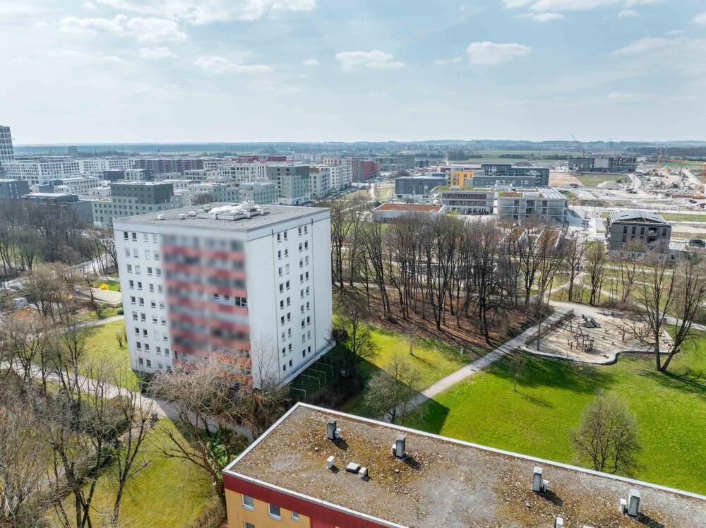 Gut geschnittene 4 Zimmer Wohnung mit saniertem Bad, Loggia und Einbauküche