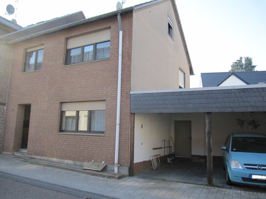 Erftstadt: Zweifamilienhaus mit Doppel-Carport, Nebengebäude, Keller, Hof und Dachterrasse.