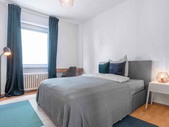 Helles, modernes Zimmer in einem Co-Living-Apartment in Frankfurt