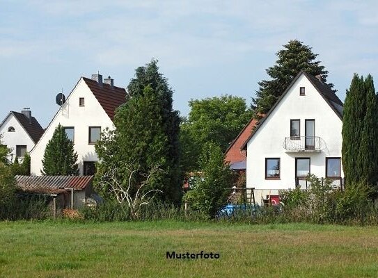 Einfamilienhaus mit Grünfläche