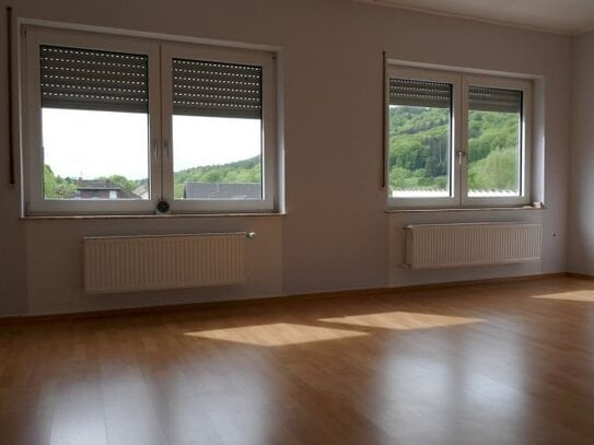 4-Zimmer-Wohnung im 1. OG mit ca. 100m² Wfl.