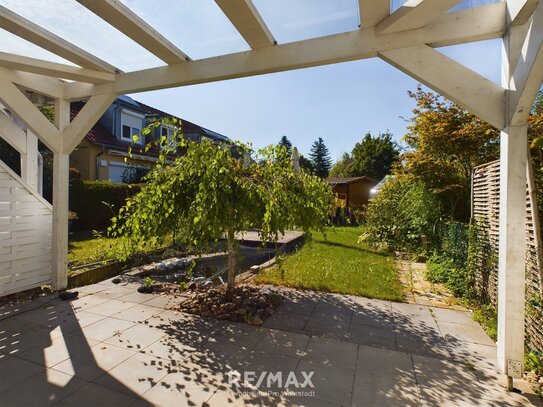 "Wohngenuss im Grünen: Reihenmittelhaus in Traumlage mit Südlage-Terrasse und idyllischem Garten in ruhiger Spielstraße"