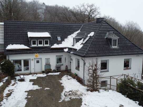 Pferdeliebhaber willkommen. Leben in der Natur in diesem modernisierten Zweifamilienhaus in Bad Berleburg-Arfeld