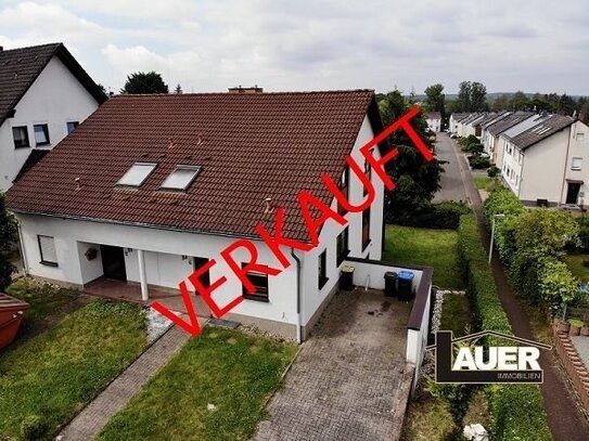 Schöne Doppelhaushälfte mit Balkon und Garten, sowie drei KFZ- Stellplätze.