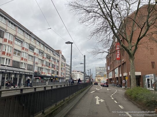 A Lage Mehrfamilienhaus mit 3 Wohnungen und einem Restaurant + Ausbaumöglichkeit auf weitere 8 ETW.