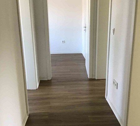 Frisch renovierte 3-Raum-Wohnung mit zeitgemäßem Tageslichtbad!