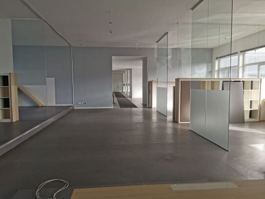 Lagerhalle mit Showroom/Büro, ca. 990 m², mit Kranbahn in 30453 Hannover zu vermieten