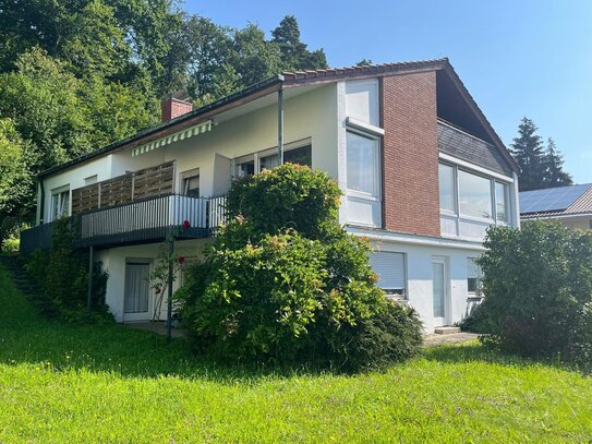 Allerbeste Panoramalage: Gepflegtes Einfamilienhaus mit Einliegerwohnung in perfekter Lage von Reichenbach