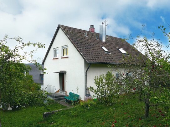 **Gepflegtes 1-2 Familienhaus mit großem Garten und tollem Ausblick!**