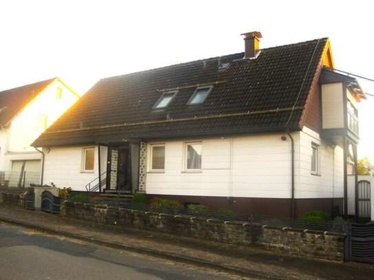 Freist.-gepfl.- Einfamilienhs. m. Einliegerwhg. (Fertighaus), Wintergarten, überd.-Balkon, Garage, in ruhiger Hangwohnl…