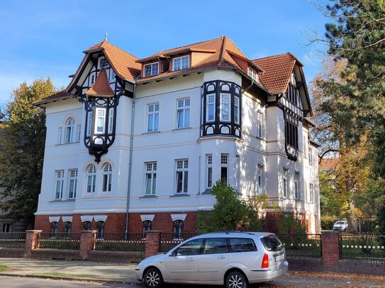 Schöne 2 Zimmer Altbauwohnung mit Balkon und Parkplatz