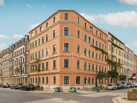 Attraktive Altbau-Wohnung mit 2 Zimmern, Balkon, Aufzug und Tageslichtbad in Dresden