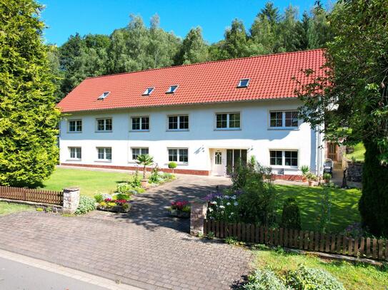 RESERVIERT Freistehendes, großes Haus mit 3 Garagen, Terrasse und 2 Balkonen auf einem 10.833 m² großen Grundstück in M…