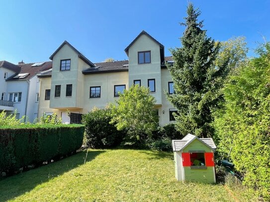 Ein "Haus im Haus" mit eigenem Garten, Pool und viel Potential....