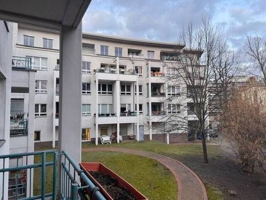 Für Kapitalanleger: Helle und gepflegte 2 Zimmerwohnung mit Balkon und EBK im Herzen von Steglitz/ Lankwitz