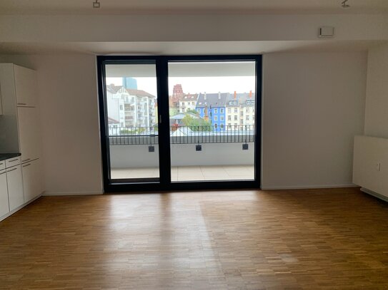 Stilvolle 2Zi Wohnung, EBK, Parkett, Skyline Blick, in bester Lage