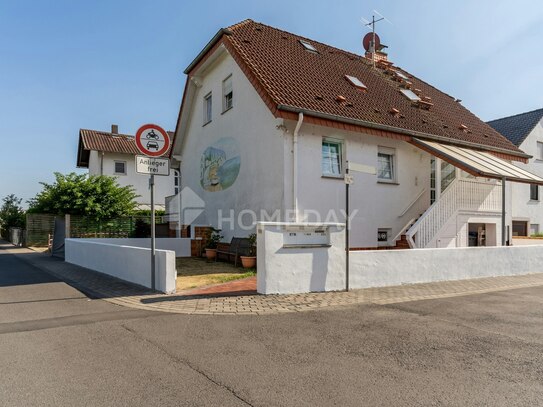 Stilvolles Mehrgenerationenhaus in Feldrandlage mit Fußbodenheizung, Garage, Garten und Terrasse.