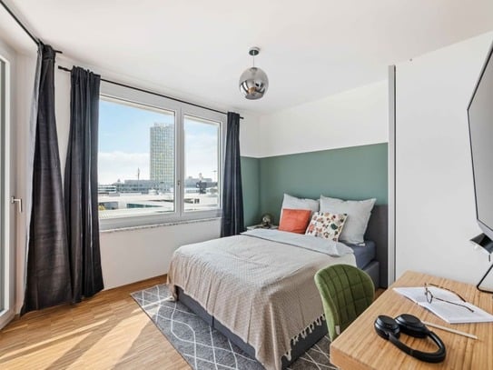 Farbenfrohes und großes Zimmer in einem Coliving-Apartment in München