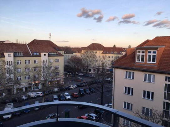 Geschmackvolle 2,5-Raum-Wohnung mit Balkon und Einbauküche in Berlin Steglitz
