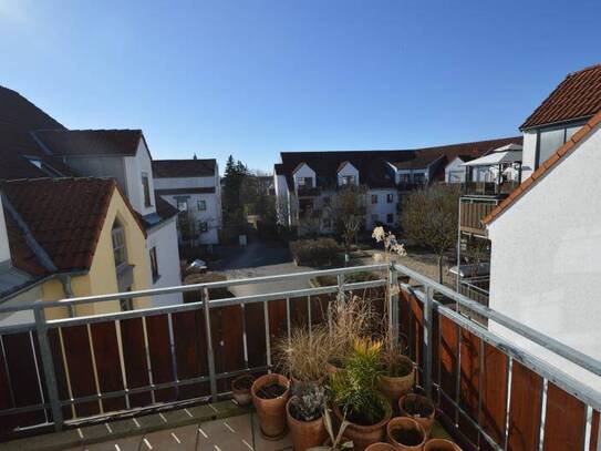 Freie 3-Zi.-DG-Whg. mit Einbauküche, ca. 6 m² Westbalkon in den Innenhof u. 2 Bädern in Niedertraubling