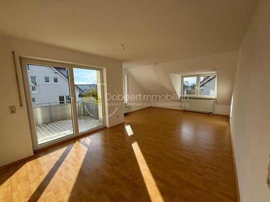 Lichtdurchflutete 2-Zimmer-Dachgeschosswohnung in begehrter Lage mit Tiefgaragenplatz+ EBK + Balkon