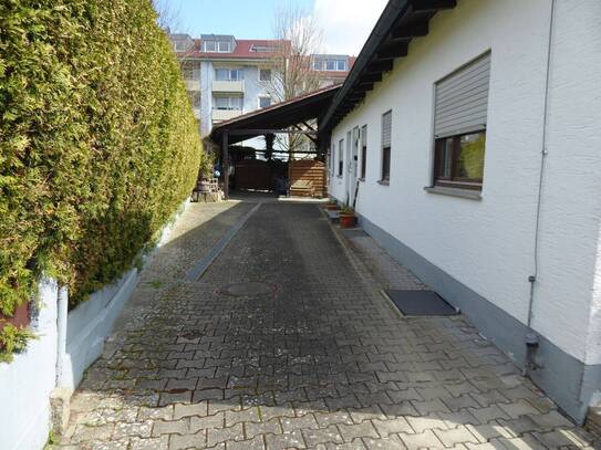 Wohnhaus mit Wintergarten, 2 Garagen, Carport und schön angelegtem Garten mit Teich