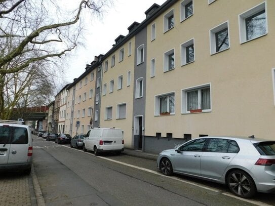 Geräumige, frisch renovierte 2-Zi.-Whg. mit großem Balkon in sehr zentraler Lage