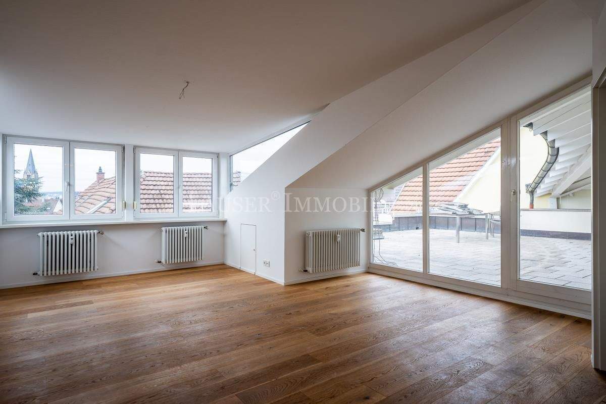 Riesige 3,5-Zimmer-Dachgeschoss-Wohnung (Fahrstuhl) mit Aussichtsterrasse in S-Möhringen