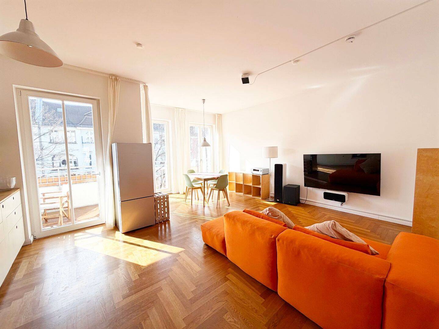 Sonnige 4-Zimmer-Wohnung in Weserstr, 2 Balkone, Parkplatz, Garten, möbliert - Photo 1