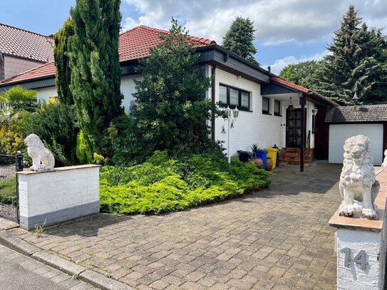 Bungalow mit Atrium und großem Garten