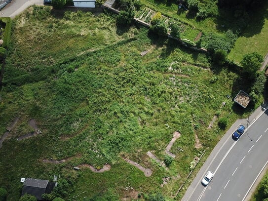 Baugrundstück, Teilung möglich, auf Wunsch mit Projektierung.