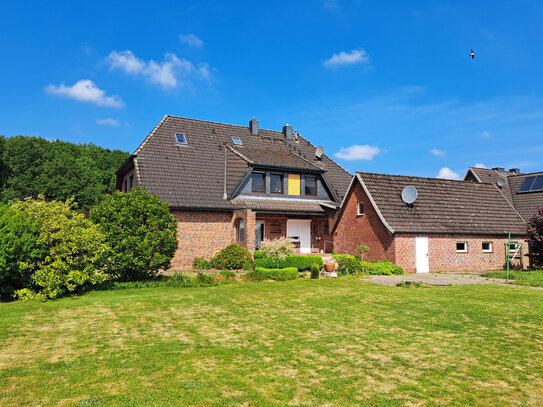 Provisionsfrei für den Käufer ! Großzügiges Landleben mit 2 Wohnungen auf 1900 m² Grund in ruhiger Lage * * * * *