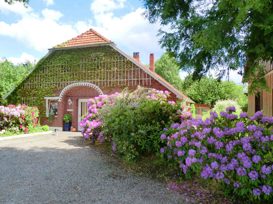 Sanierungsbedürftiges Zweifamilienhaus im Dornröschenschlaf vor den Toren Westerstedes