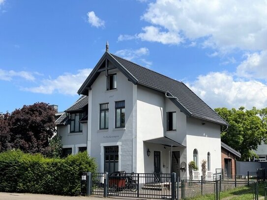 Große Villa in Ahrensburg zu verkaufen mit Anbau und zwei Wohncontainern!