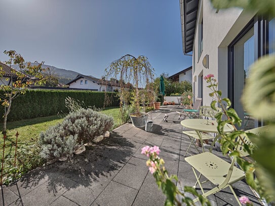 Leben auf der Sonnenseite, mit großer Terrasse und Gartengrundstück - Bergblick und Seenähe!