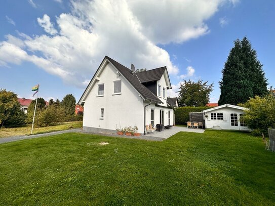 Modernes Wohnen im Grünen: Nachhaltiges Einfamilienhaus mit Garten und Carport in Söhrewald-Wellerode