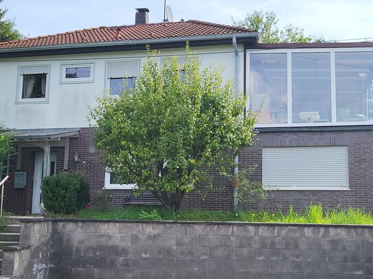 Gepflegtes freistehendes Einfamilienhaus mit Garage, Stellplatz und Wintergarten in Alheim