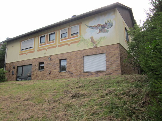 Einfamilienhaus mit Einliegerwohnung in 54584 Gönnersdorf bei Jünkerath/Eifel mit herrlichem Fernblick.