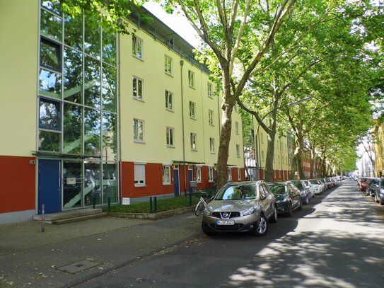 Lichtdurchflutete, bezugsfreie Zweizim.-Balkon-Wohnung 2. OG. mit Aufzug, und Pkw-Stellplatz in der TG, in Köln-Ehrenfe…