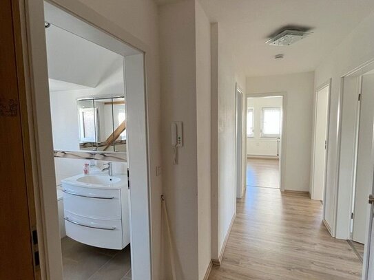 Moderne 4 Zimmerwohnung mit Top Badezimmer, Stellplatz und Kellerabteil