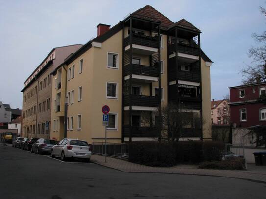 Ruhige Lage in der Stadt mit Balkon und Garage