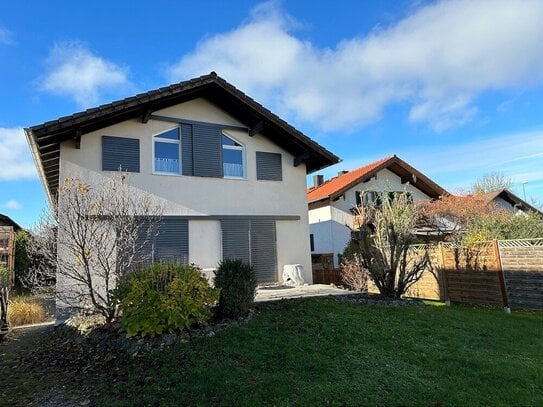 Gepflegtes und großzügiges Einfamilienhaus mit Garage und Carport!