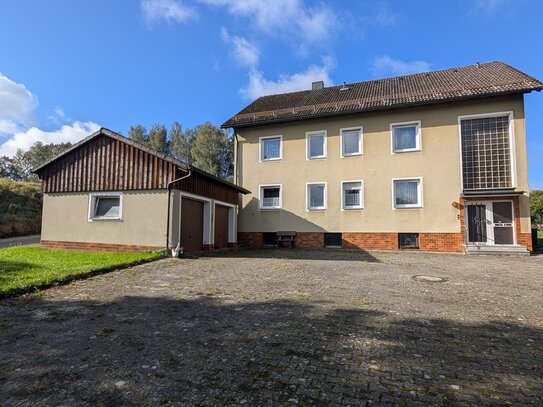 Zweifamilienhaus mit Maschinenhalle und großem Grundstück