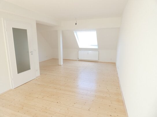 ** Moderne 3-Zi-DG-Wohnung mit Balkon und tollem Dielenboden sucht neuen Mieter **