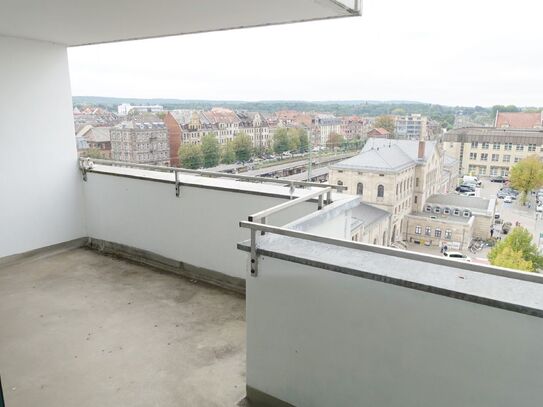 *BEZUGSFREI! Top 2 Raumwohnung mit EBK, großen Balkon und traumhafter Aussicht im Zentrum von Fürth*